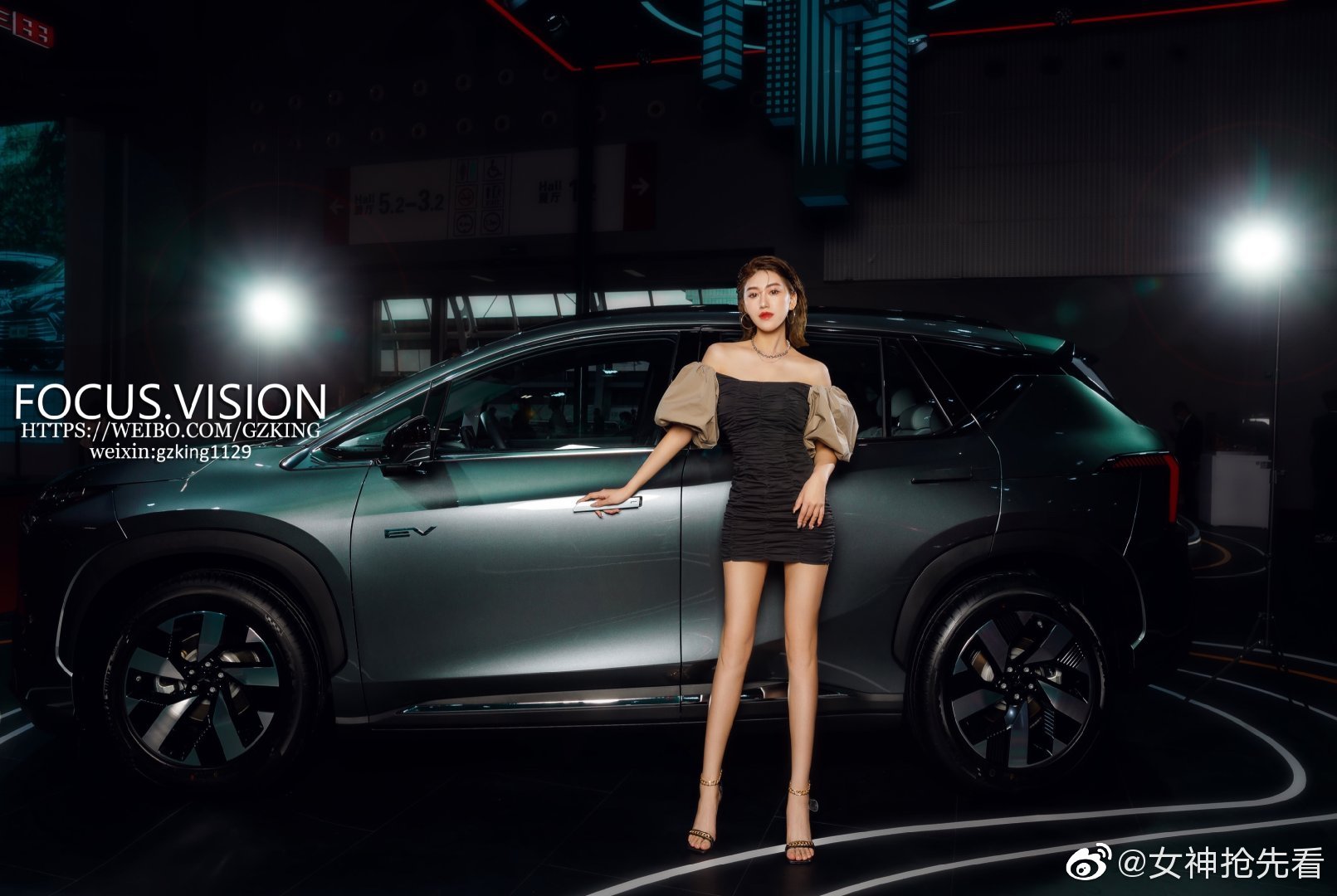 美女车模性感香肩火辣美腿热图