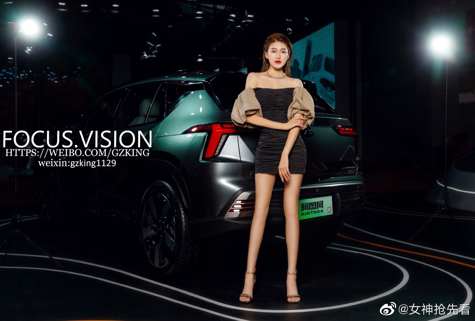 美女车模性感香肩火辣美腿热图