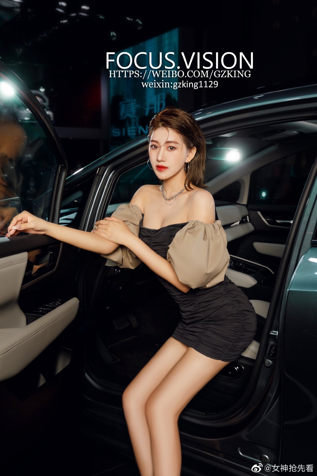 美女车模性感香肩火辣美腿热图