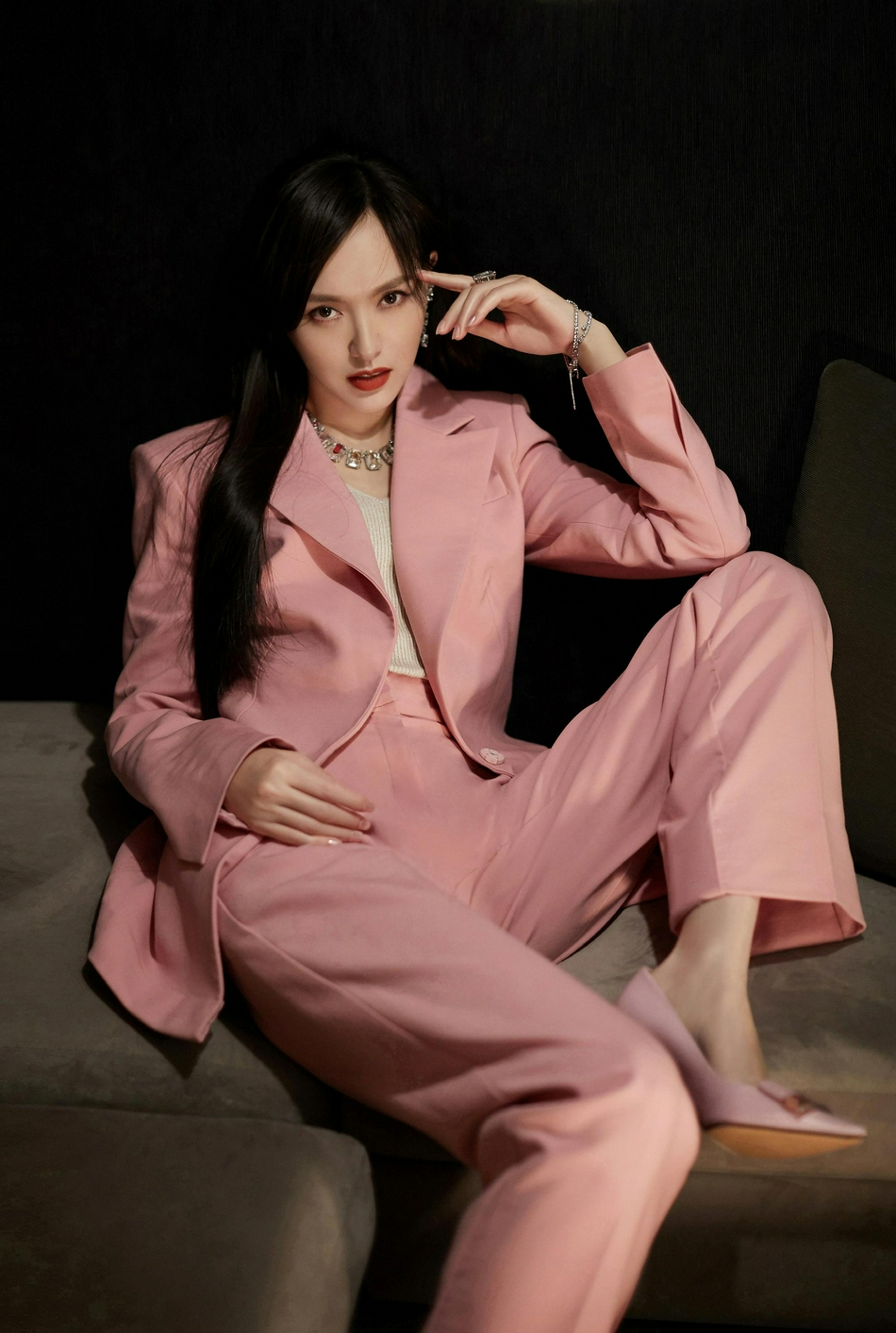 唐嫣粉色西服套装又美又飒写真