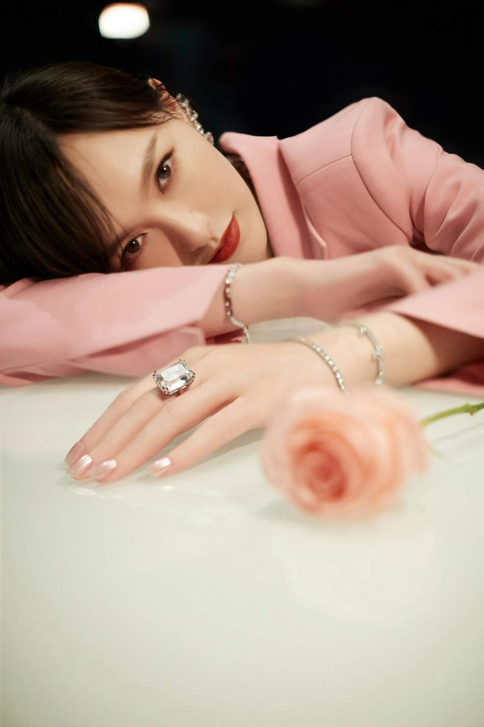 唐嫣粉色西服套装又美又飒写真