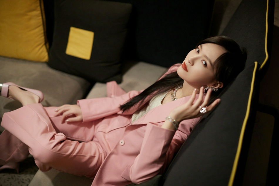 唐嫣粉色西服套装又美又飒写真