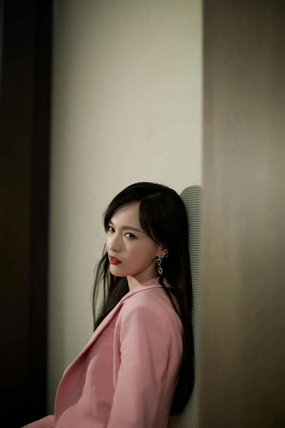 唐嫣粉色西服套装又美又飒写真