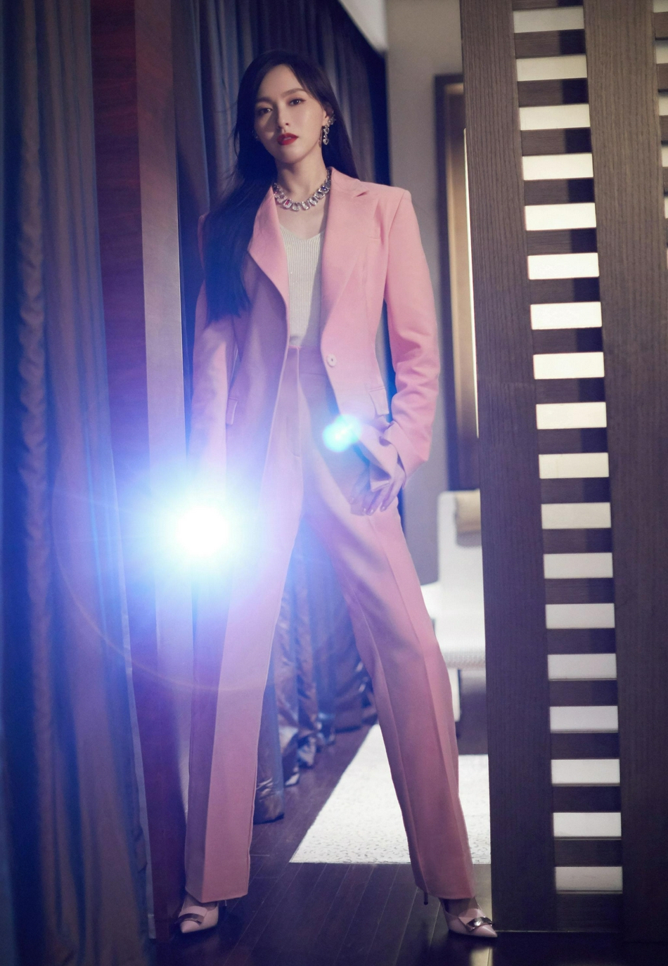 唐嫣粉色西服套装又美又飒写真