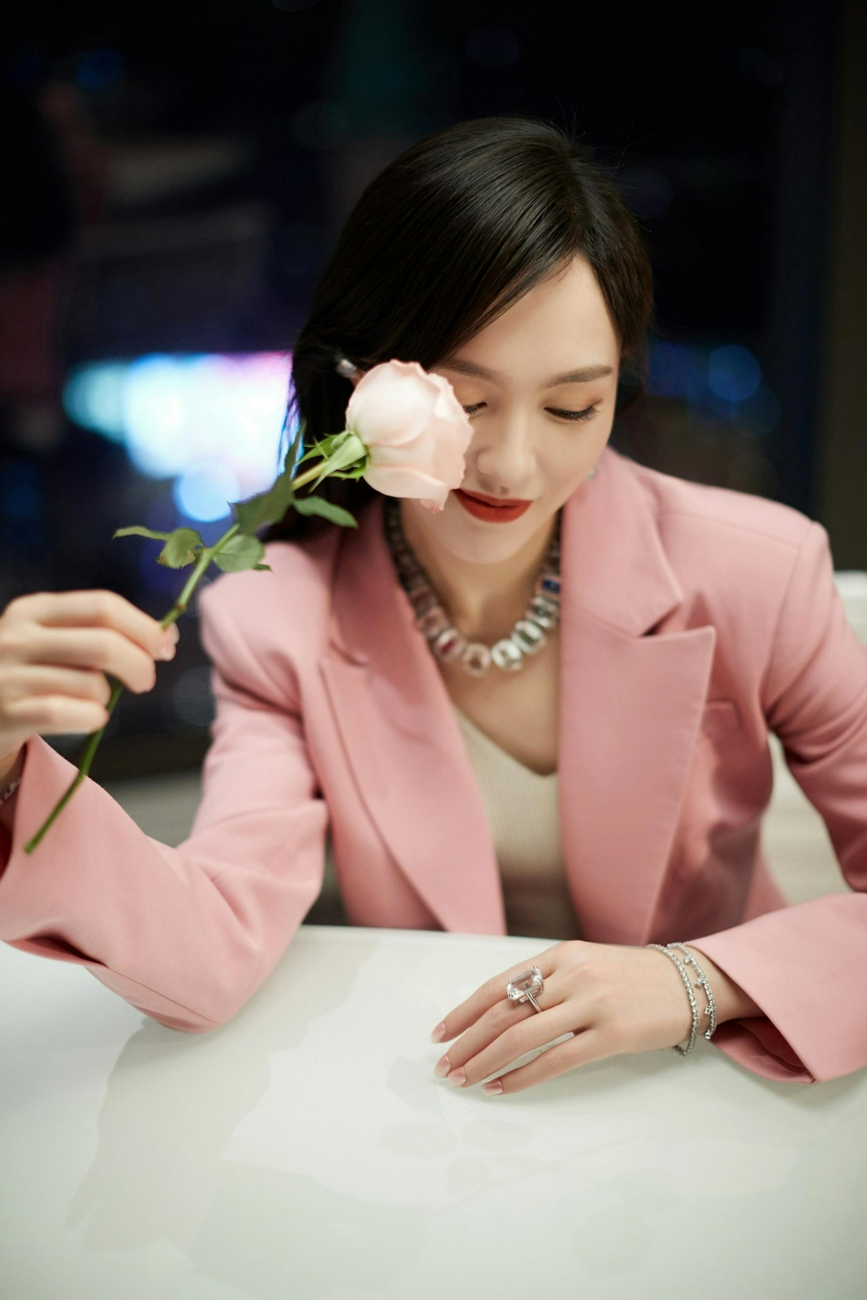 唐嫣粉色西服套装又美又飒写真