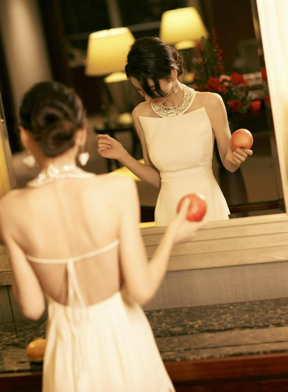 杨颖纯白露背长裙优雅迷人写真