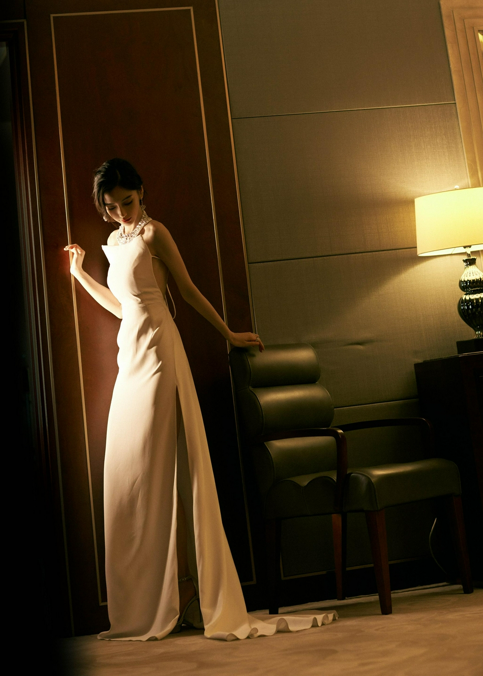 杨颖纯白露背长裙优雅迷人写真