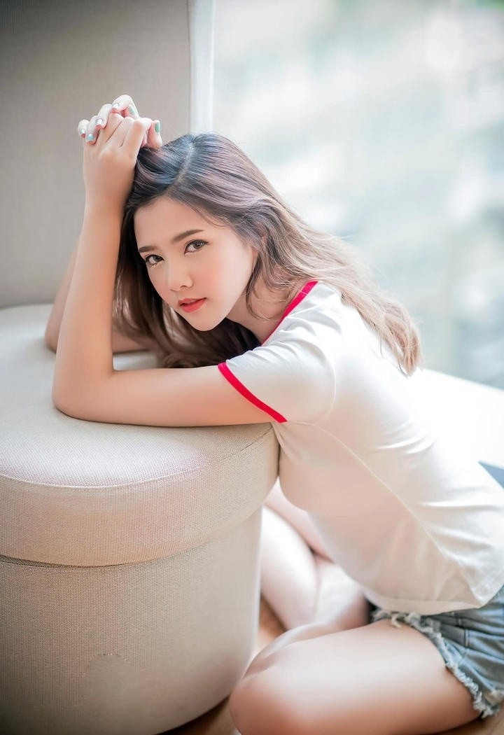 年轻女孩傲人上围极品美腿套图