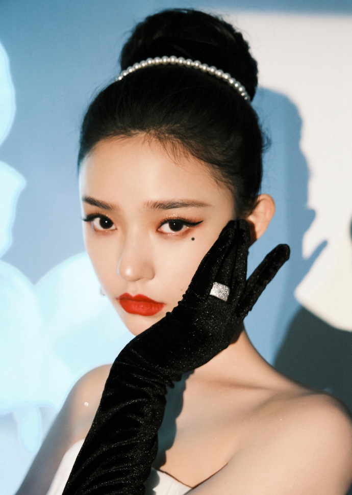 林允赫本风造型复古感十足写真