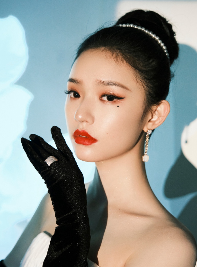 林允赫本风造型复古感十足写真