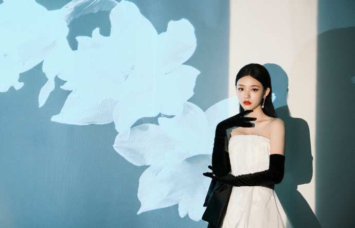 林允赫本风造型复古感十足写真