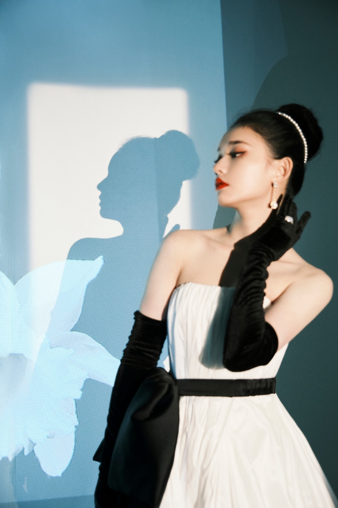 林允赫本风造型复古感十足写真