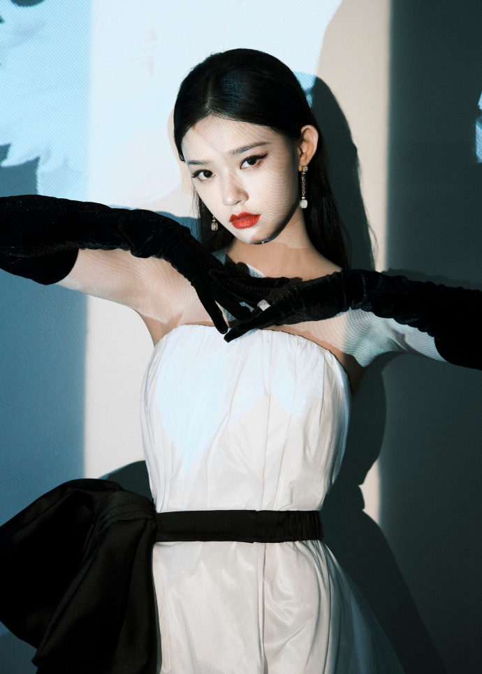 林允赫本风造型复古感十足写真