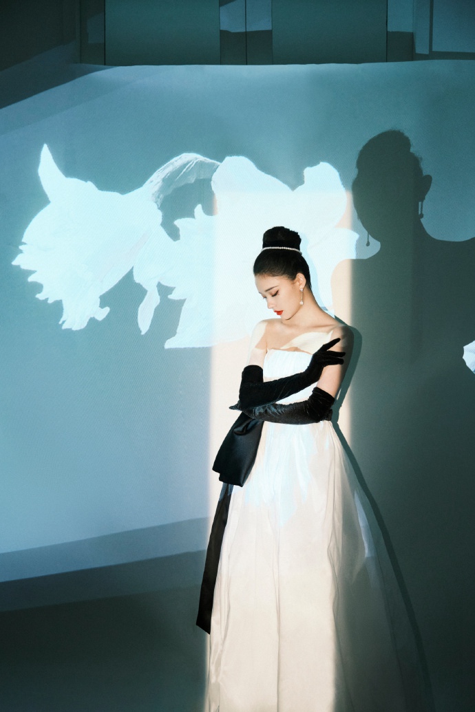 林允赫本风造型复古感十足写真