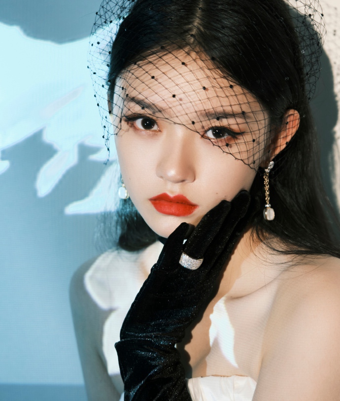 林允赫本风造型复古感十足写真