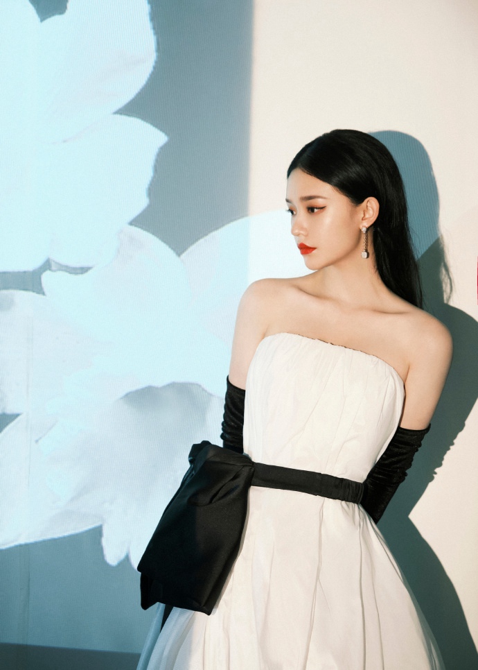 林允赫本风造型复古感十足写真