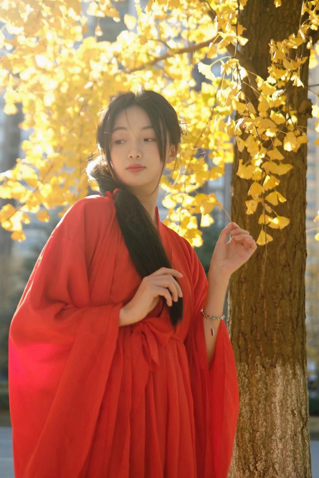 枫叶下的红装美女明艳动人写真