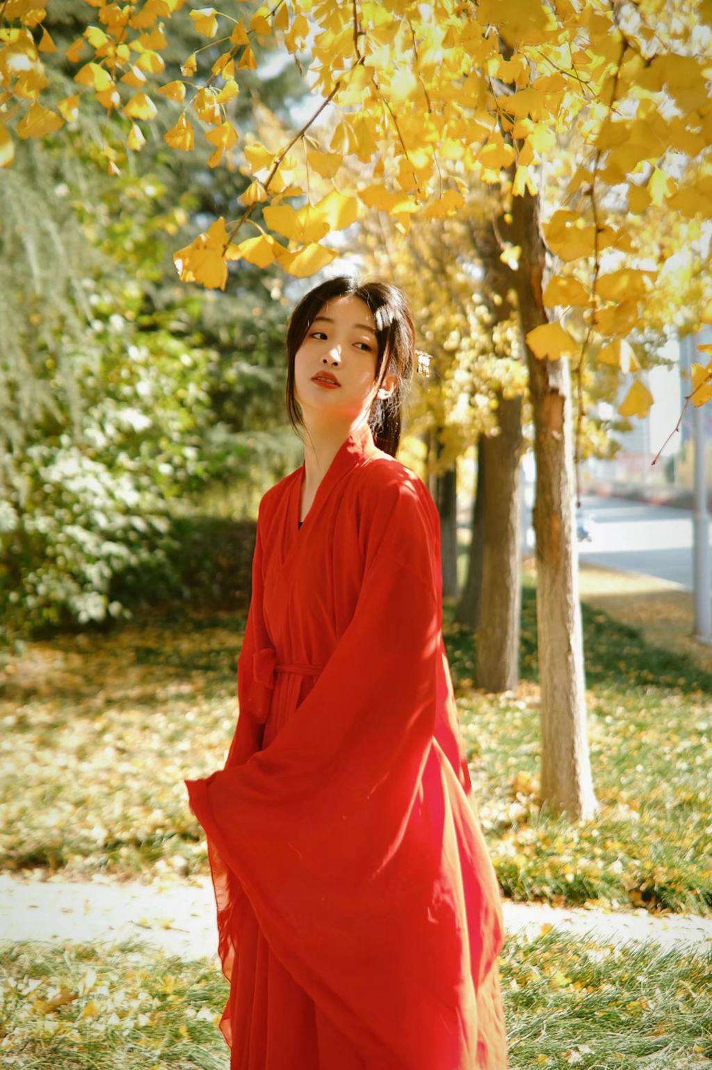 枫叶下的红装美女明艳动人写真