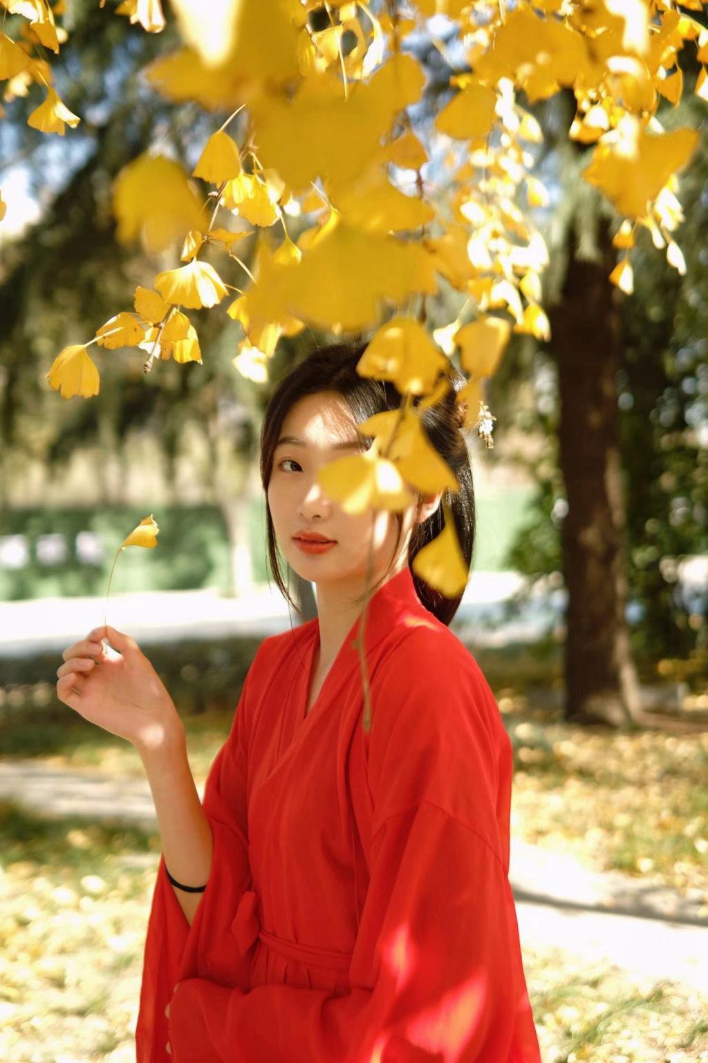 枫叶下的红装美女明艳动人写真