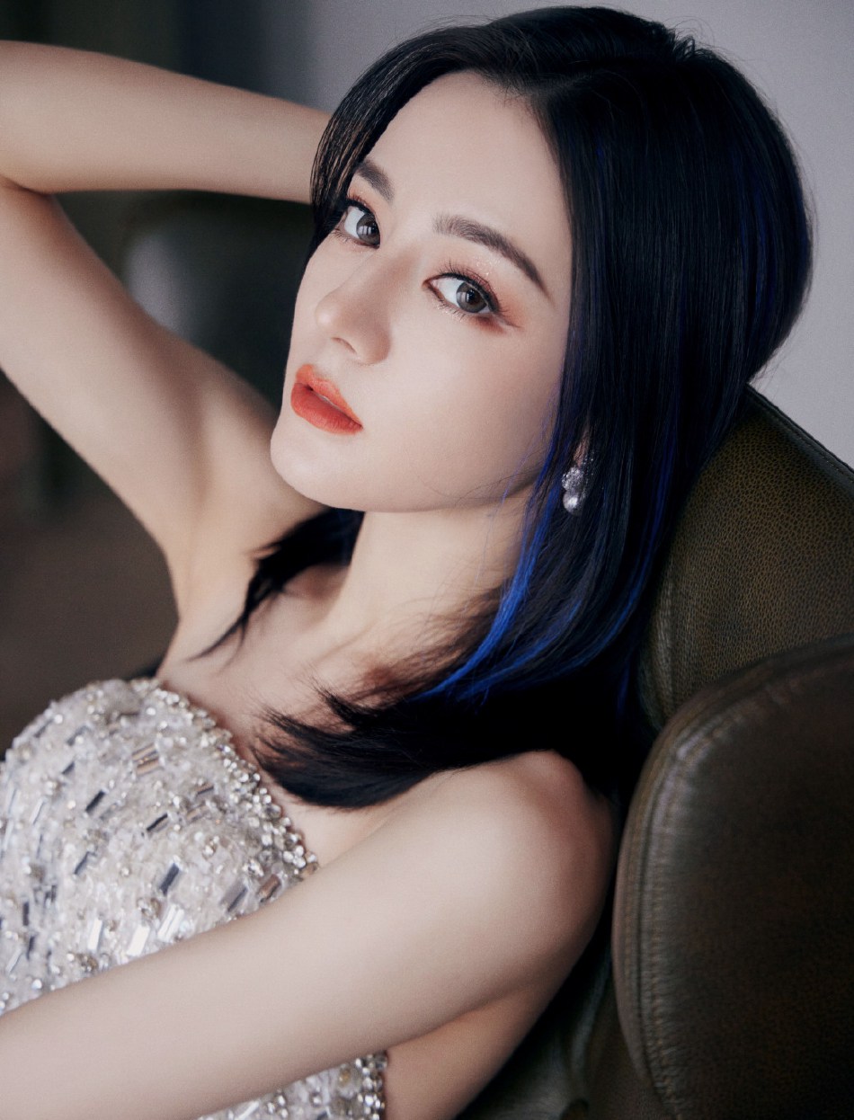 迪丽热巴高开衩抹胸亮片裙写真