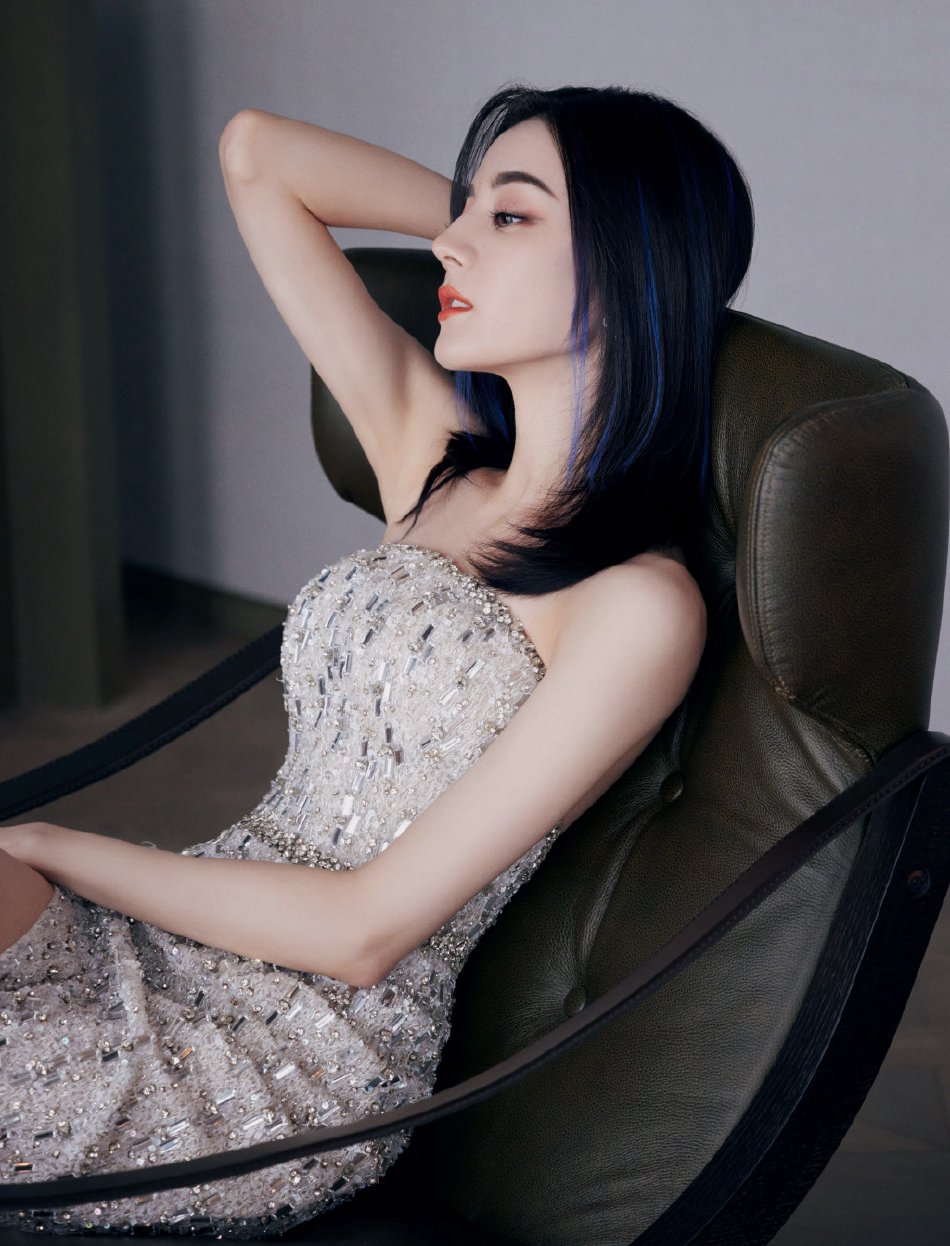 迪丽热巴高开衩抹胸亮片裙写真