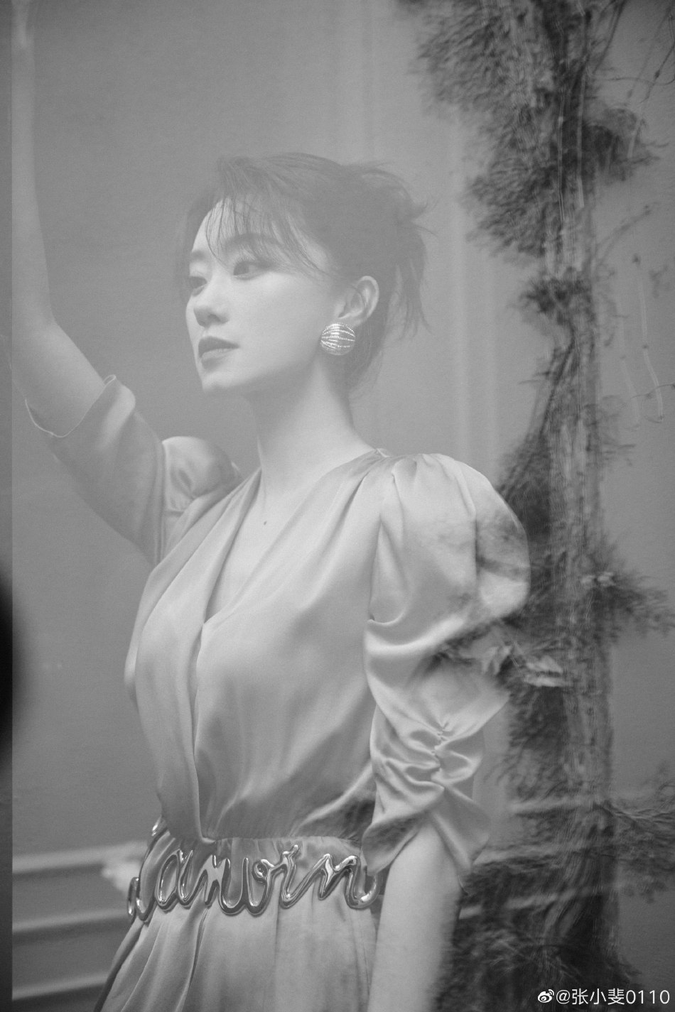 张小斐南瓜色连衣裙优雅迷人写真