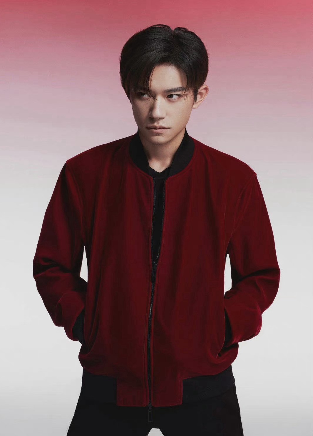 易烊千玺新年红夹克大片红色微醺氛围感满满