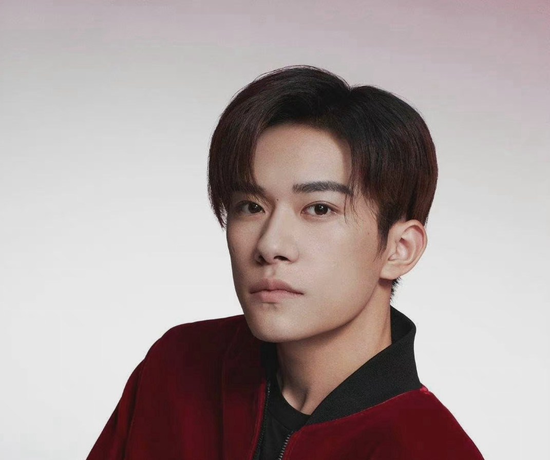 易烊千玺新年红夹克大片红色微醺氛围感满满