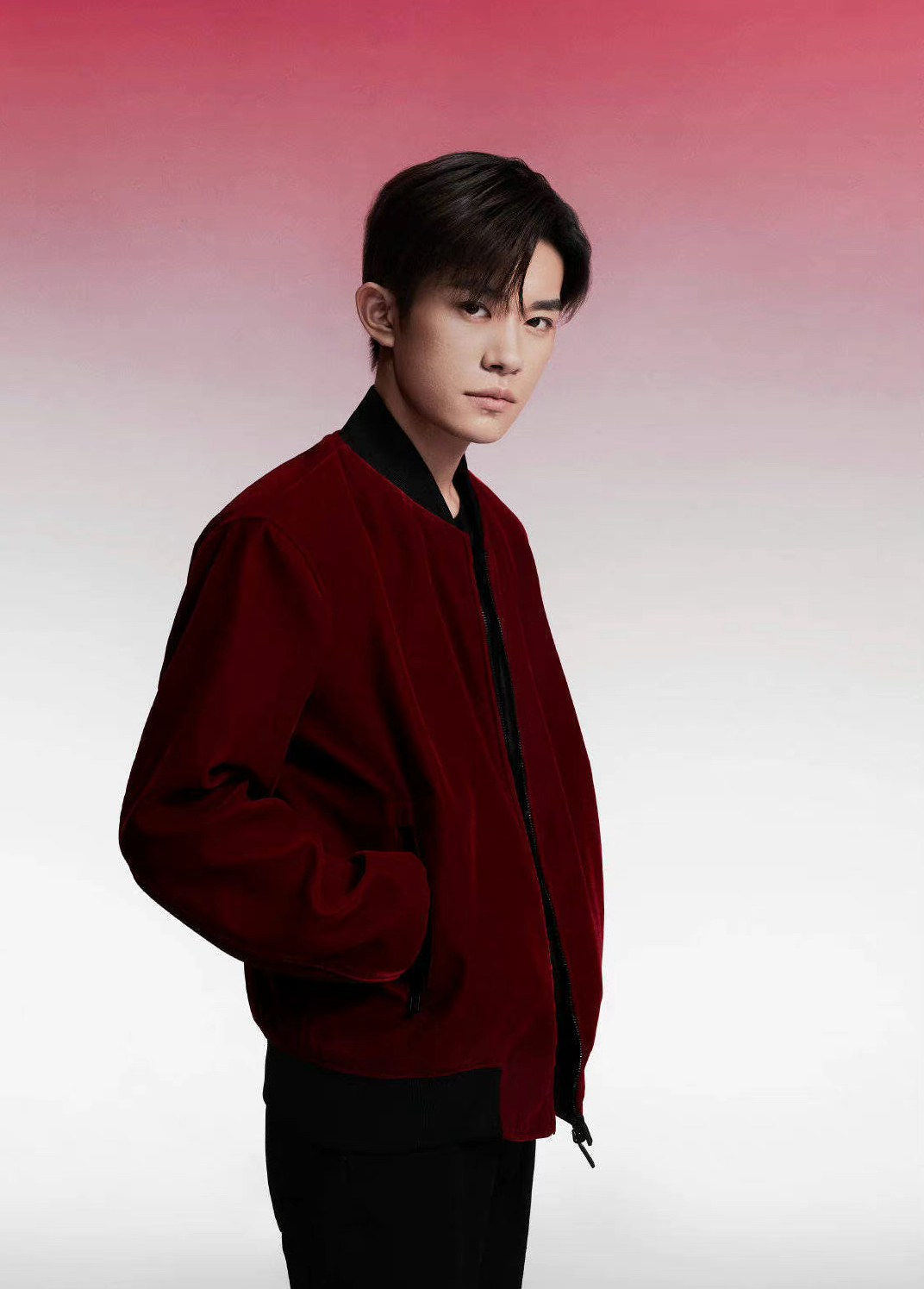 易烊千玺新年红夹克大片红色微醺氛围感满满