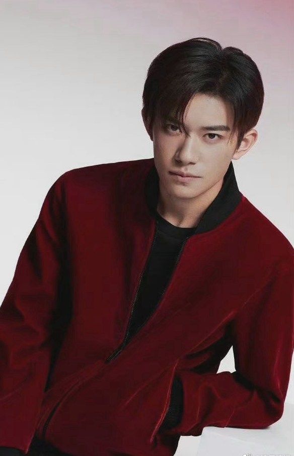 易烊千玺新年红夹克大片红色微醺氛围感满满