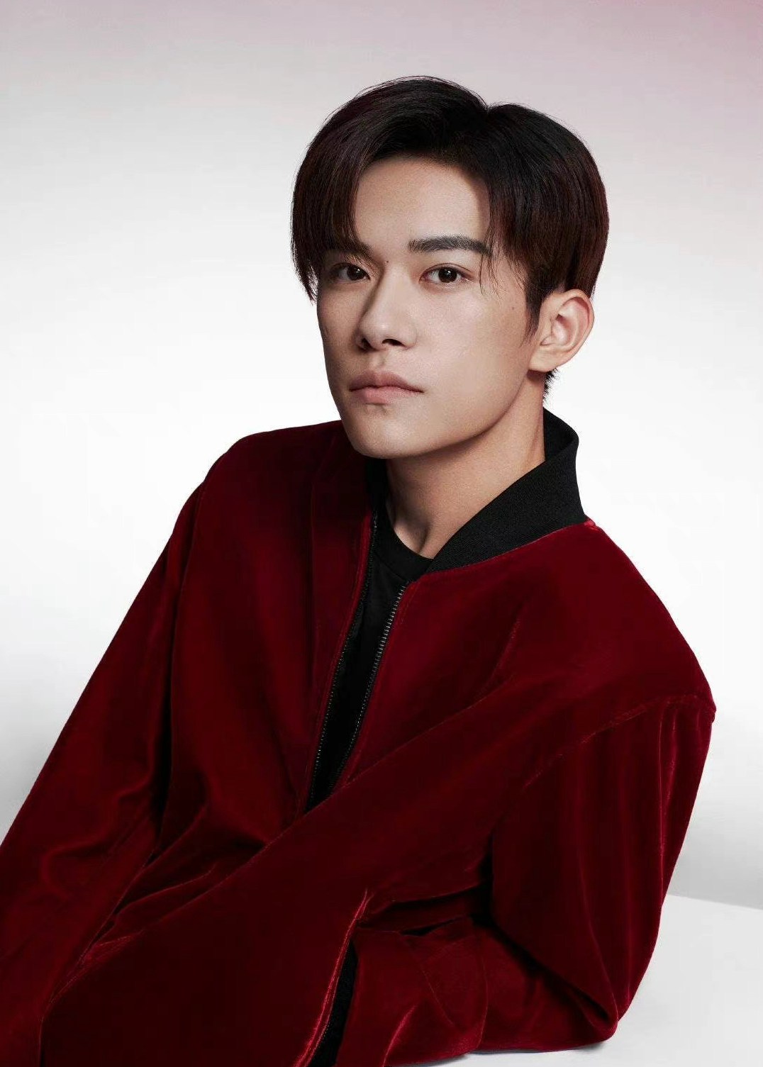 易烊千玺新年红夹克大片红色微醺氛围感满满