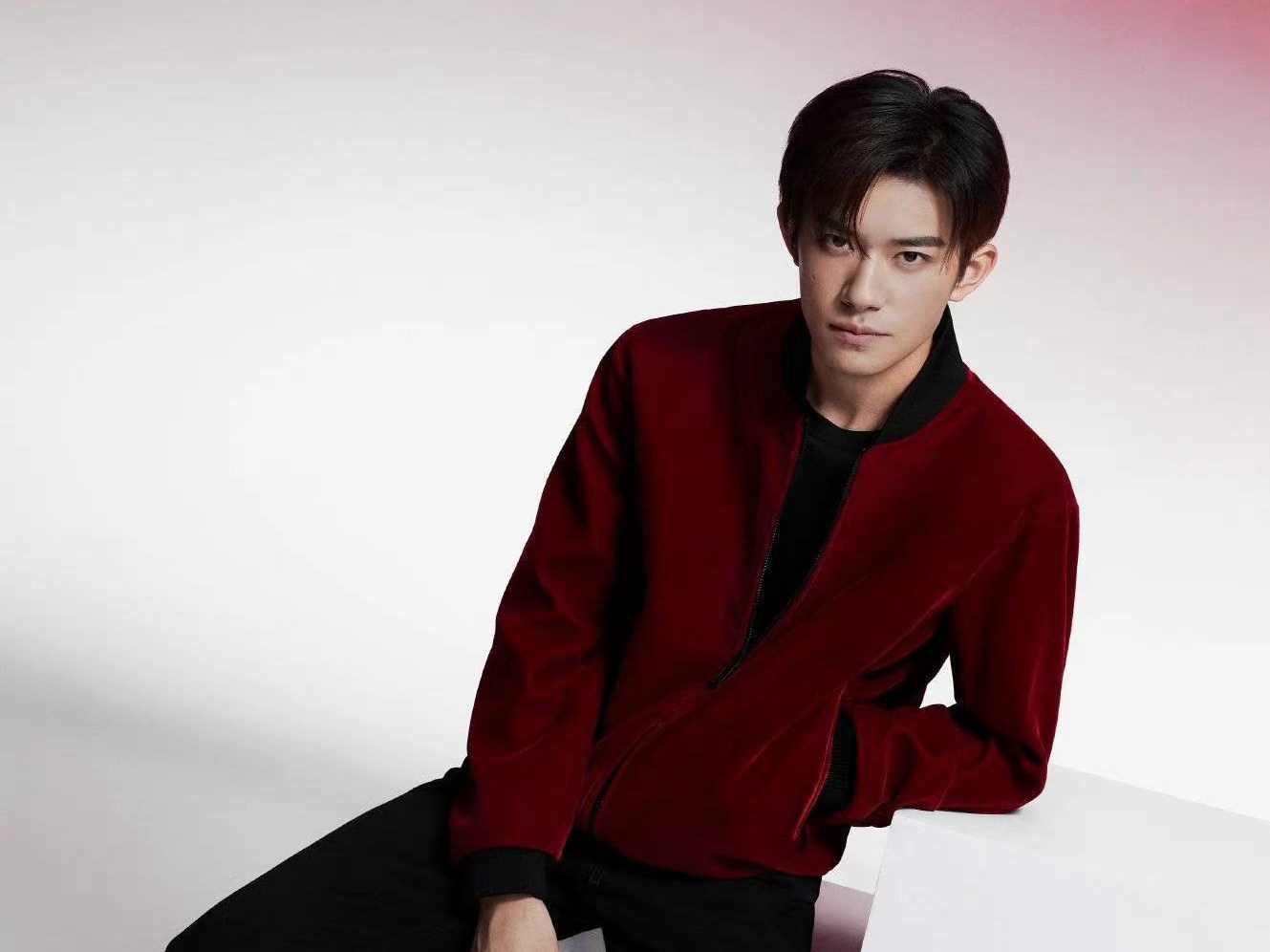 易烊千玺新年红夹克大片红色微醺氛围感满满