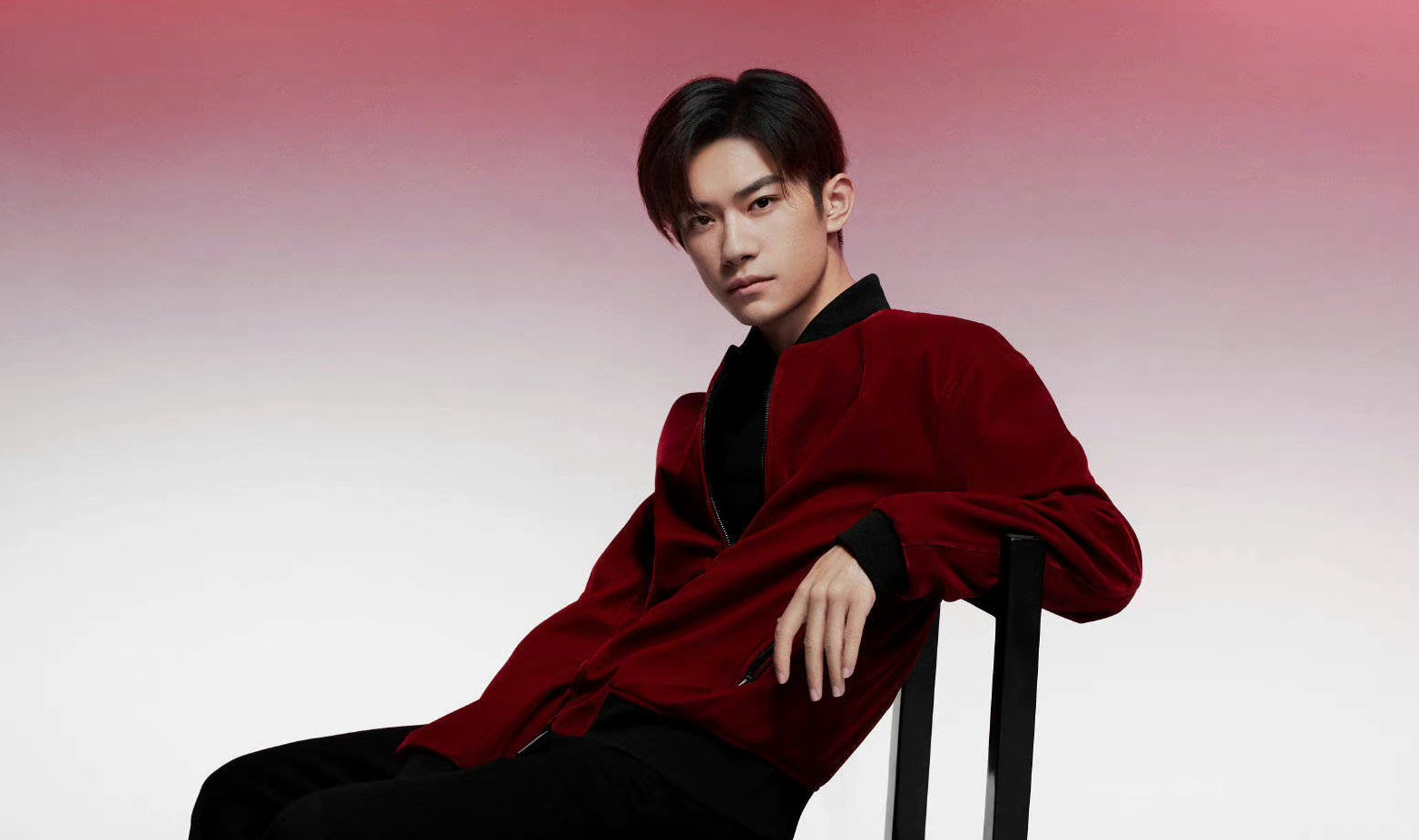 易烊千玺新年红夹克大片红色微醺氛围感满满