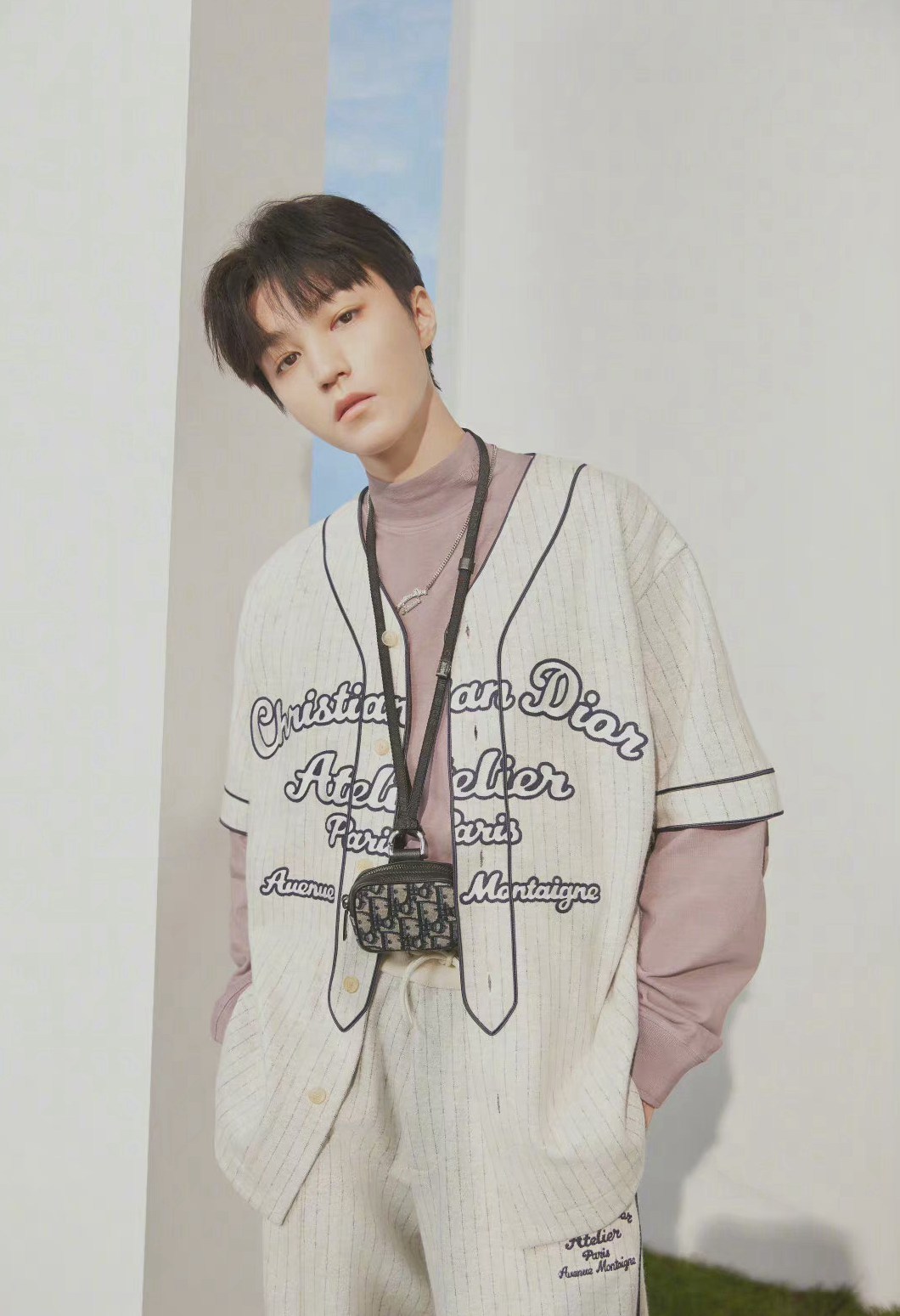 王俊凯演绎2022春季男装大片简约雅致清新帅气