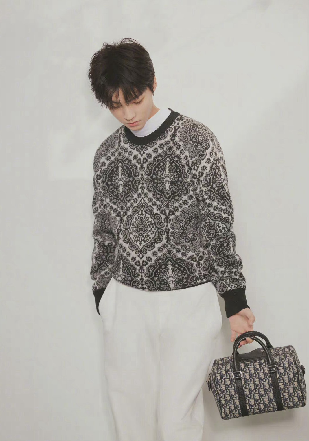 王俊凯演绎2022春季男装大片简约雅致清新帅气