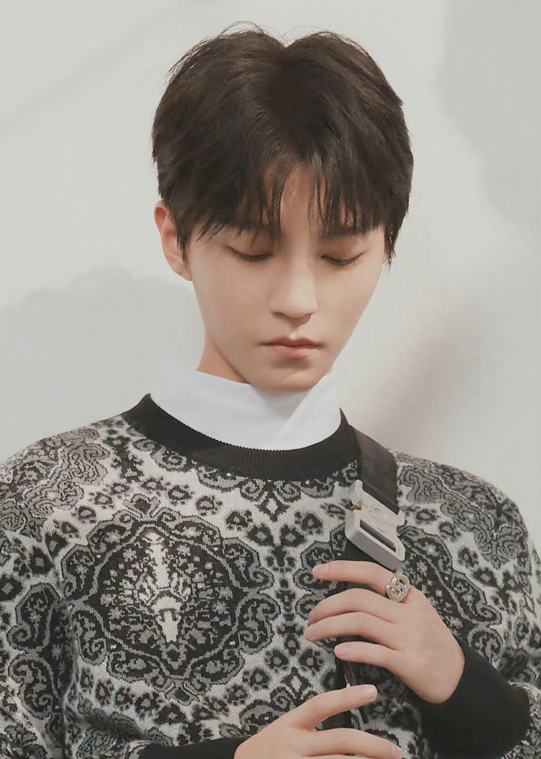 王俊凯演绎2022春季男装大片简约雅致清新帅气