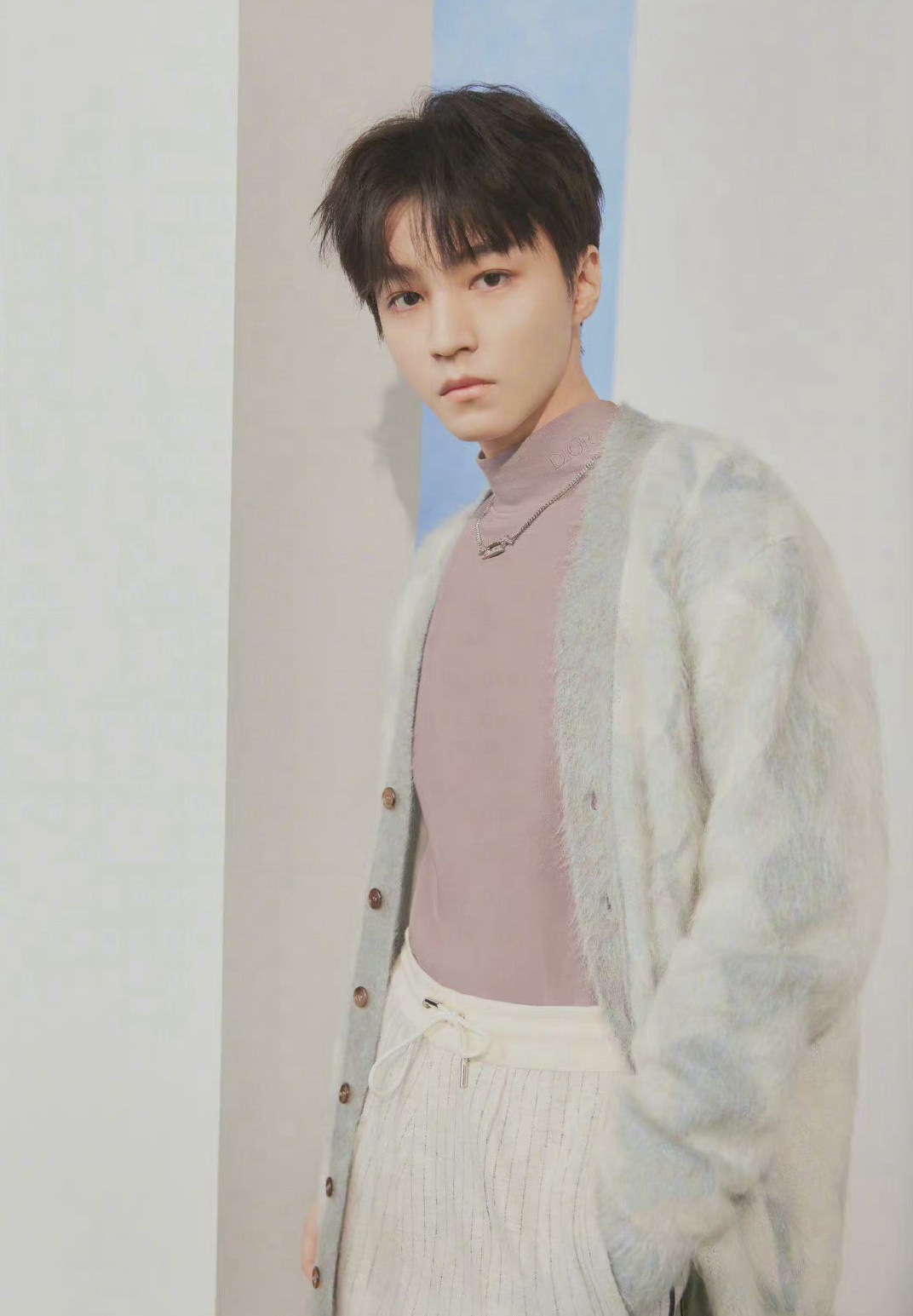 王俊凯演绎2022春季男装大片简约雅致清新帅气