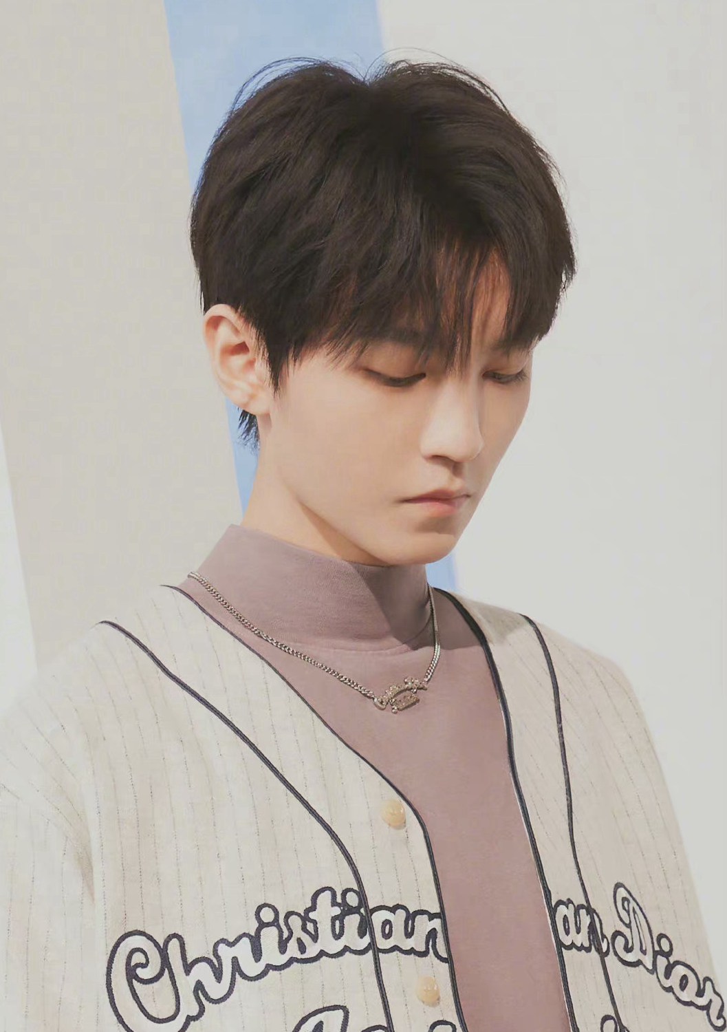 王俊凯演绎2022春季男装大片简约雅致清新帅气