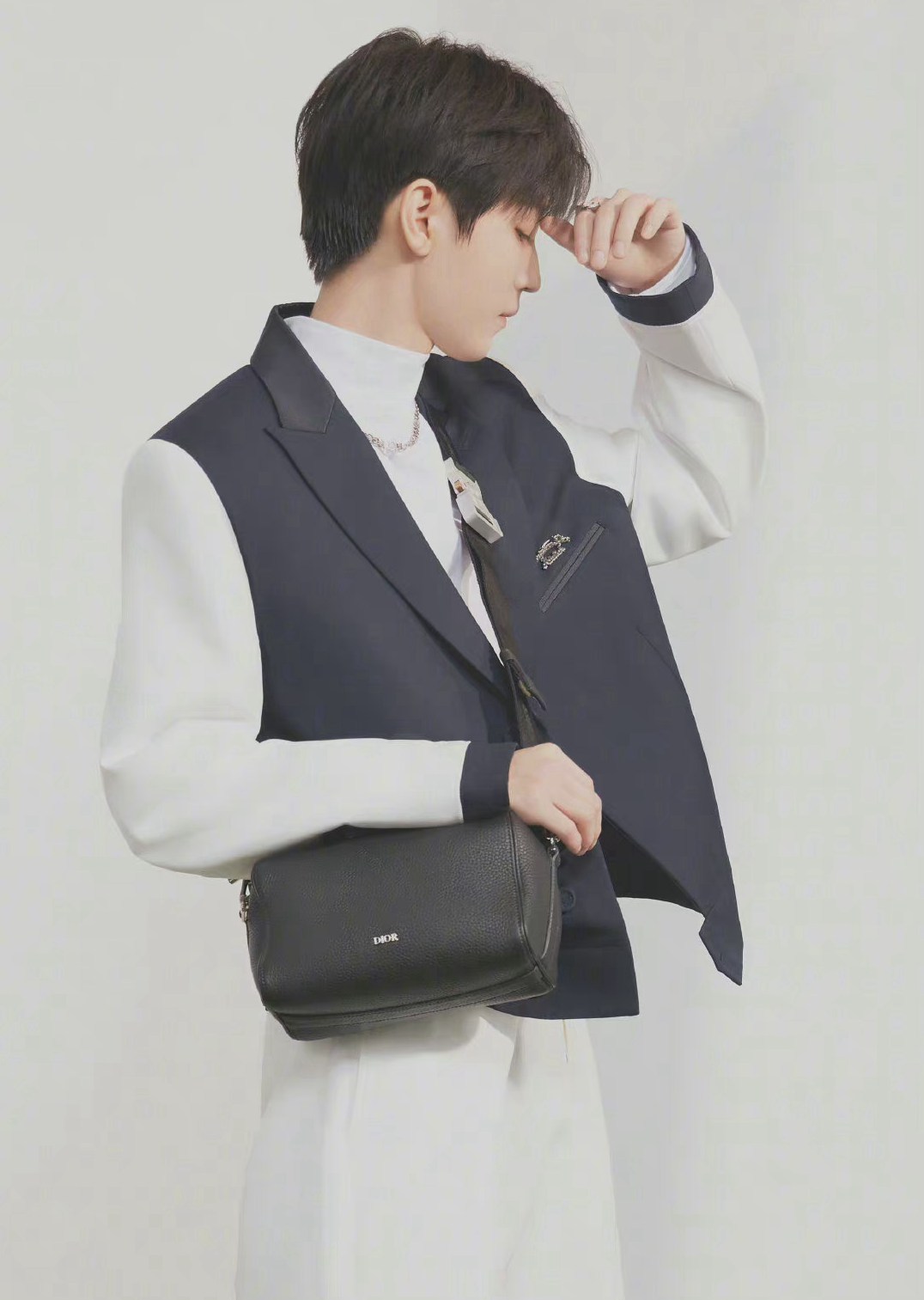 王俊凯演绎2022春季男装大片简约雅致清新帅气