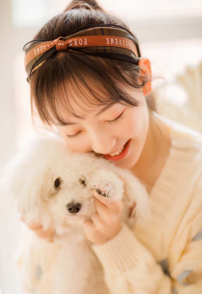 马尾辫小姐姐细腰美腿室内写真