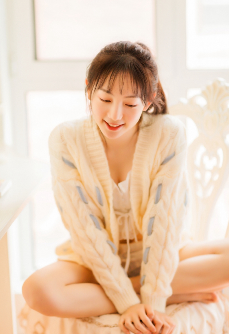 马尾辫小姐姐细腰美腿室内写真