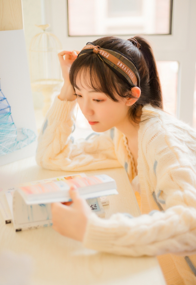 马尾辫小姐姐细腰美腿室内写真