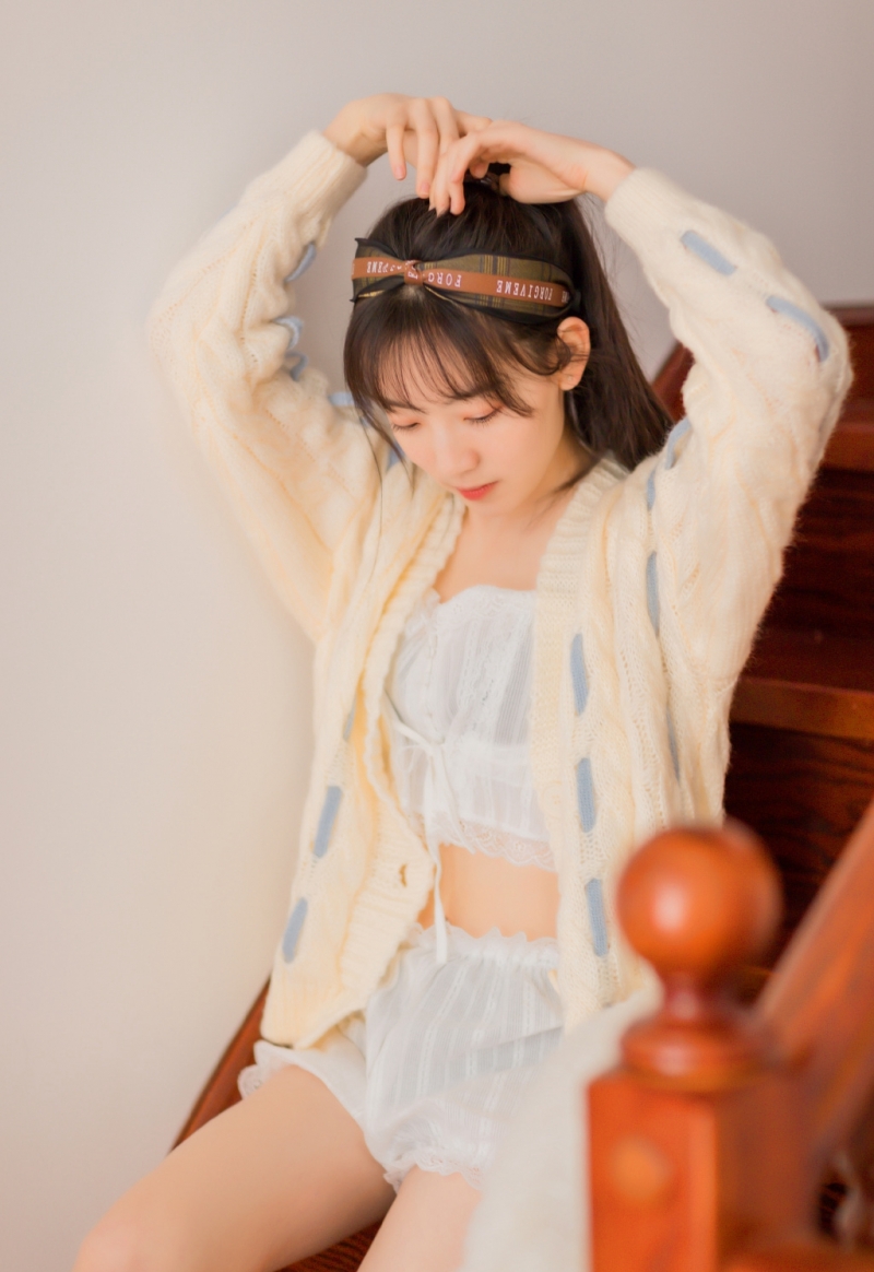 马尾辫小姐姐细腰美腿室内写真