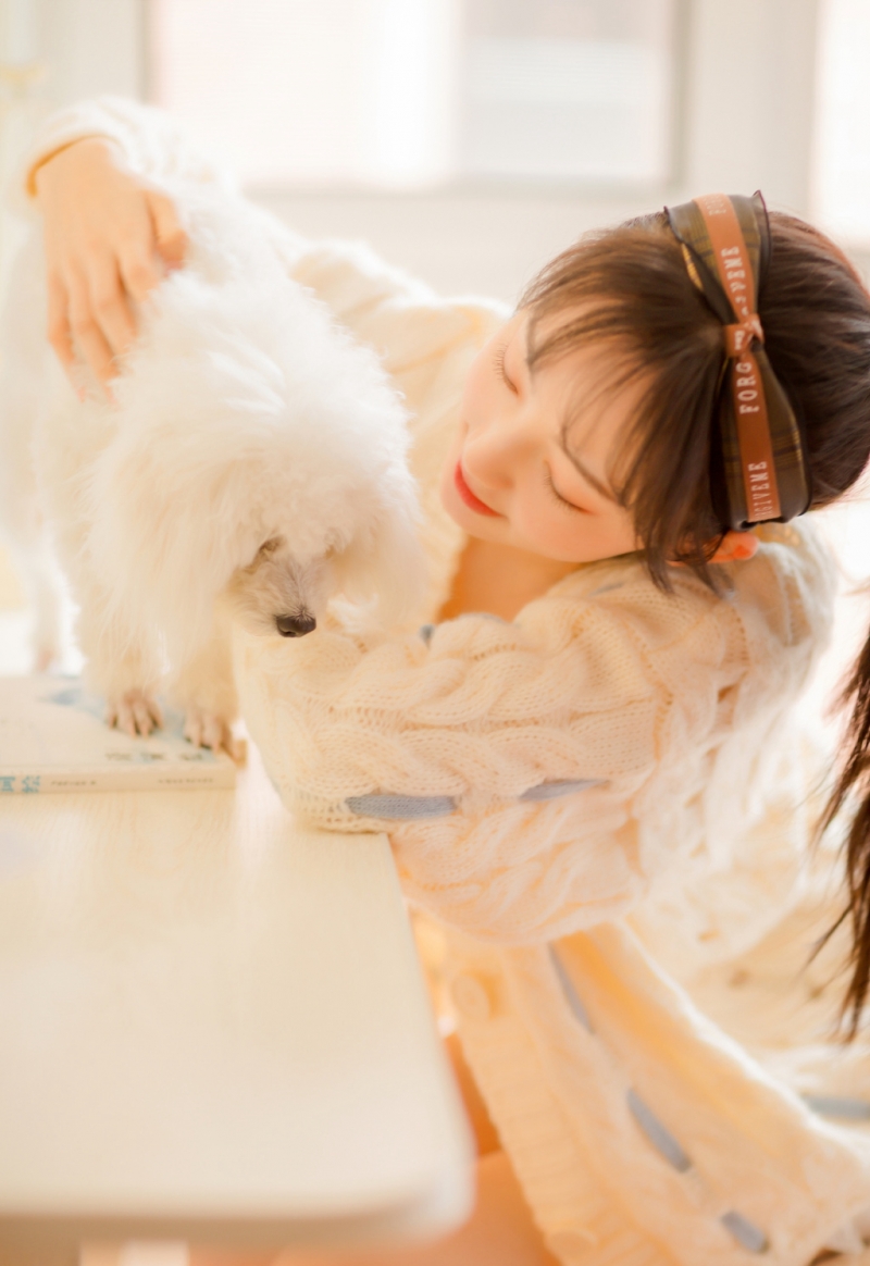 马尾辫小姐姐细腰美腿室内写真