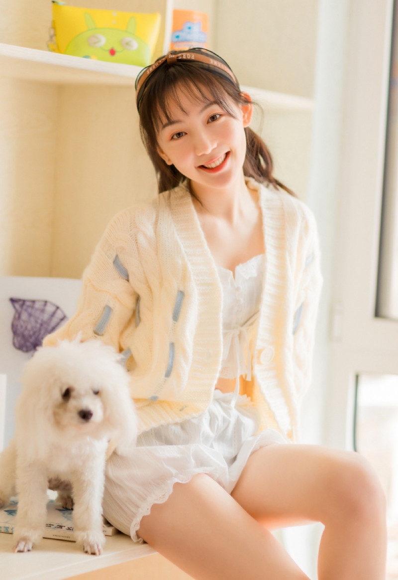 马尾辫小姐姐细腰美腿室内写真