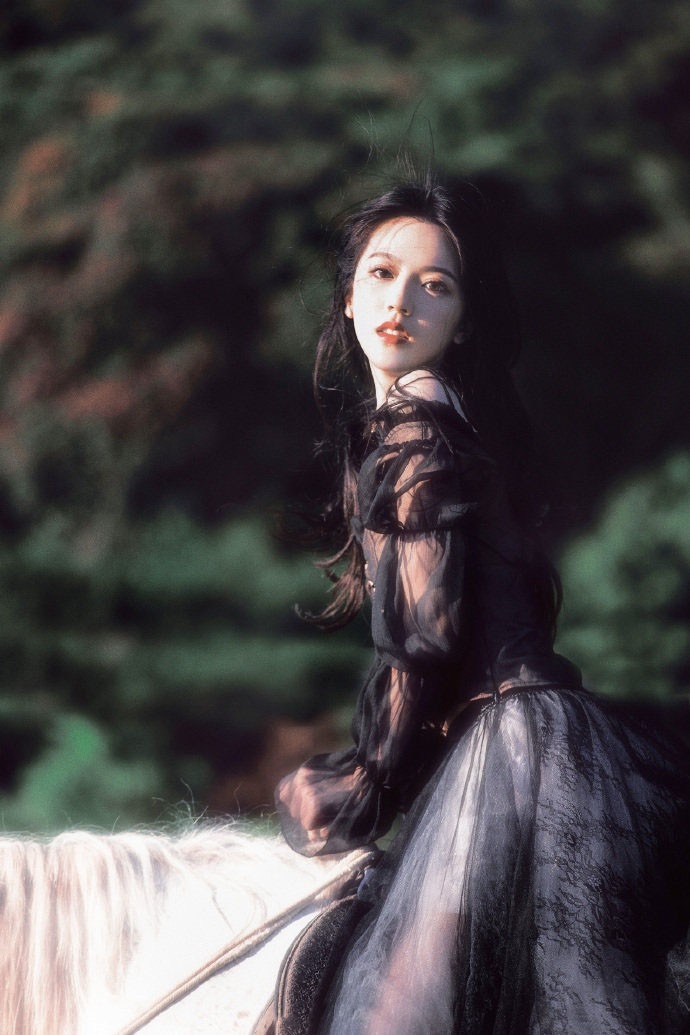 骑着白马的美少女美丽动人写真