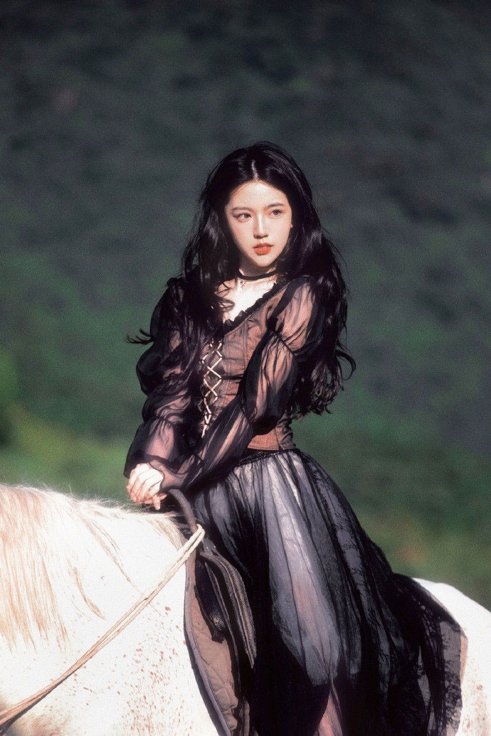 骑着白马的美少女美丽动人写真