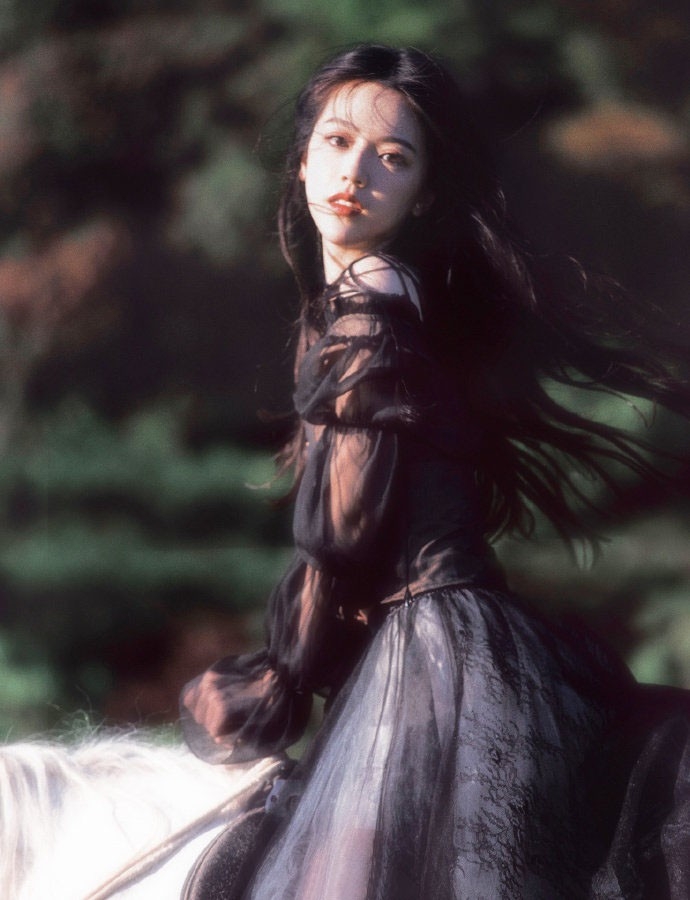 骑着白马的美少女美丽动人写真