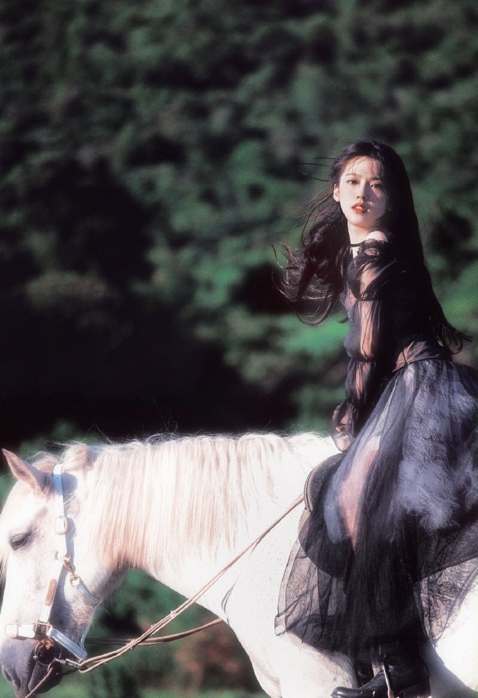 骑着白马的美少女美丽动人写真