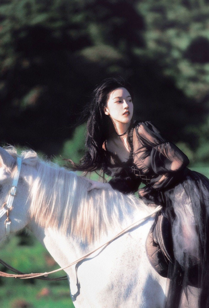 骑着白马的美少女美丽动人写真